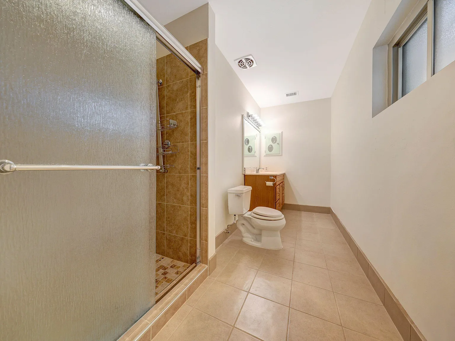 4 bed, 5.0 bath, 2900 sqft, $1,299 — Photo 4