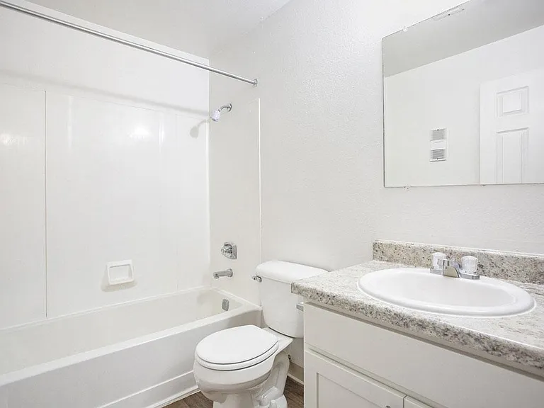Hampton Lakes Apartments — Photo 30