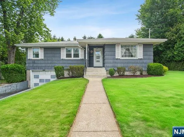 3 Lakeview Dr, Waldwick, NJ 07463