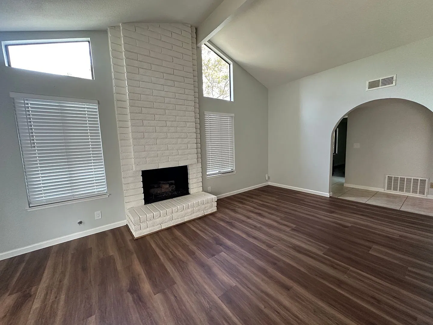 Single story house, 2 car garage, amenities — Photo 2