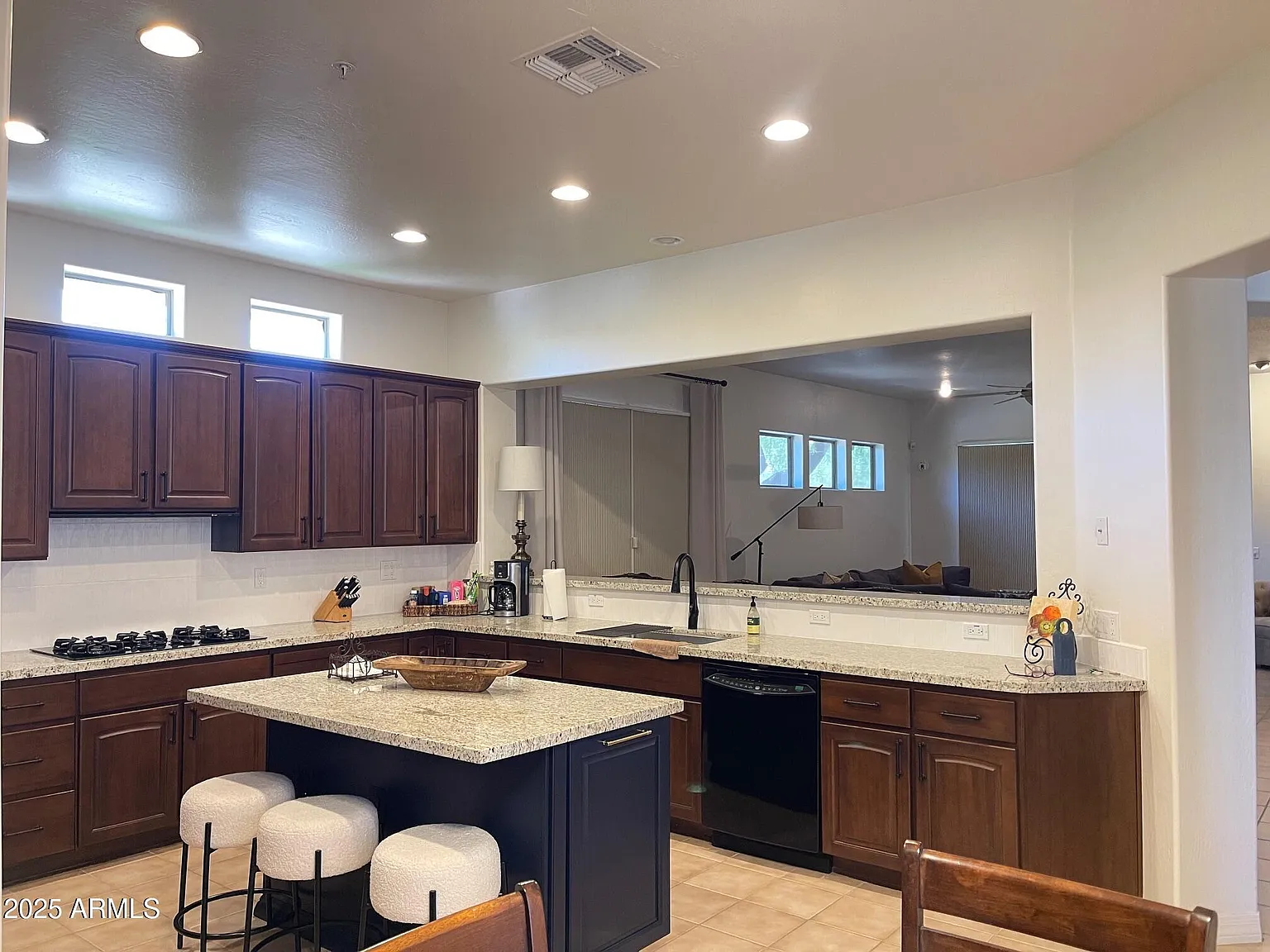 3 bed, 3.0 bath, 2137 sqft, $10,000 — Photo 2
