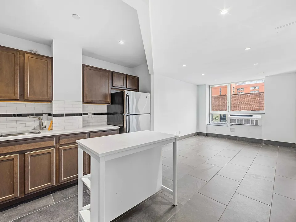 164 Attorney St #614