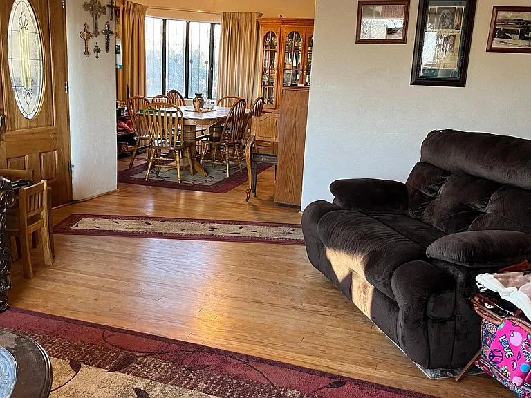 1323 Simmons Ln — Photo 4
