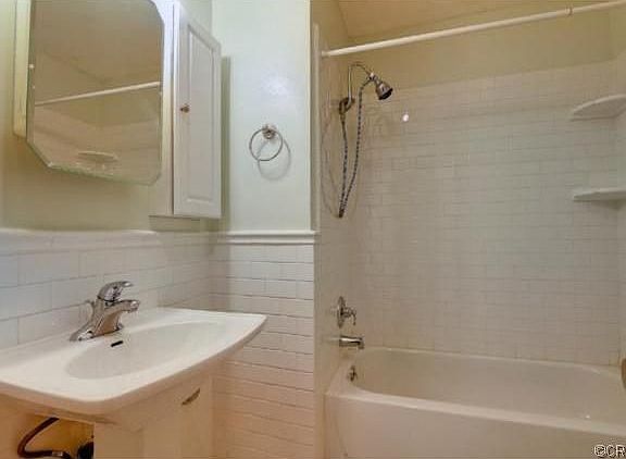 5th image of 1020 Granville Ave APT 203