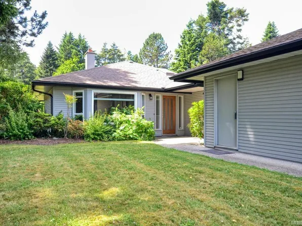 4630 Lochside Dr #6, Saanich, BC V8Y 2T1