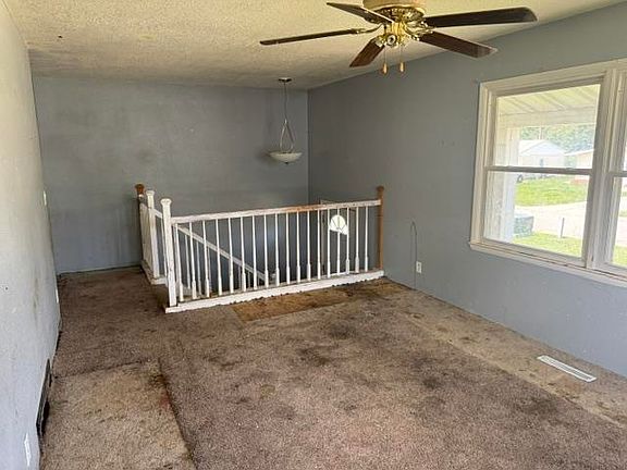 4th image of 1601 Laurel Dr
