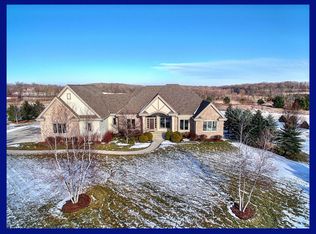 5224 Fox Hollow Dr, Hartford, WI 53027