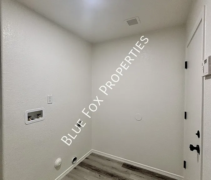 5369 S Waterloo Ln — Photo 9