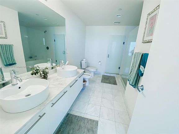 3rd image of 888B Biscayne Blvd