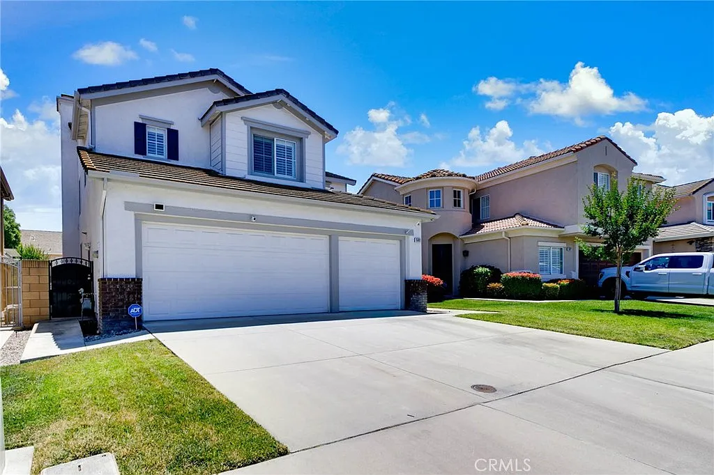 4 bed, 2372 sqft, $4,300 — Photo 3