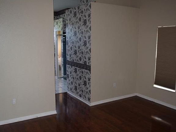 2nd image of 2701 Savannah Dr