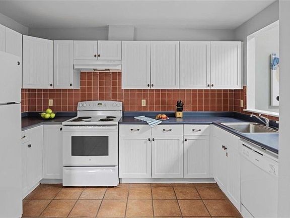5th image of 150 Bay View Dr #4