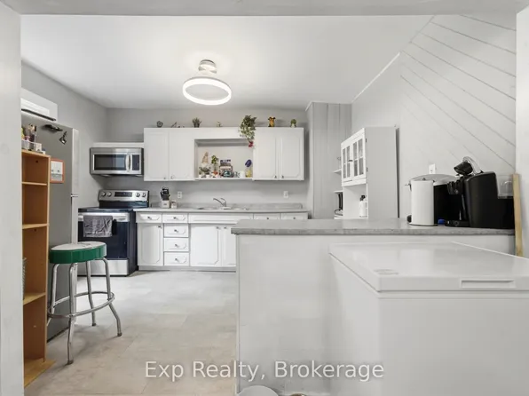 18 Charlotte St, Belleville, ON K8P 1E2