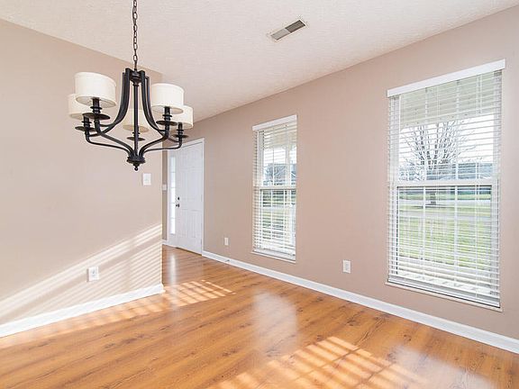 4th image of 573 Bushwood Dr