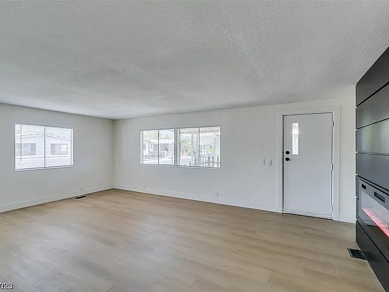 3 bed, 1248 sqft, $2,200 — Photo 2