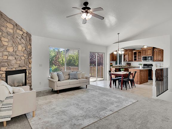 4th image of 1394 W Sageberry Dr