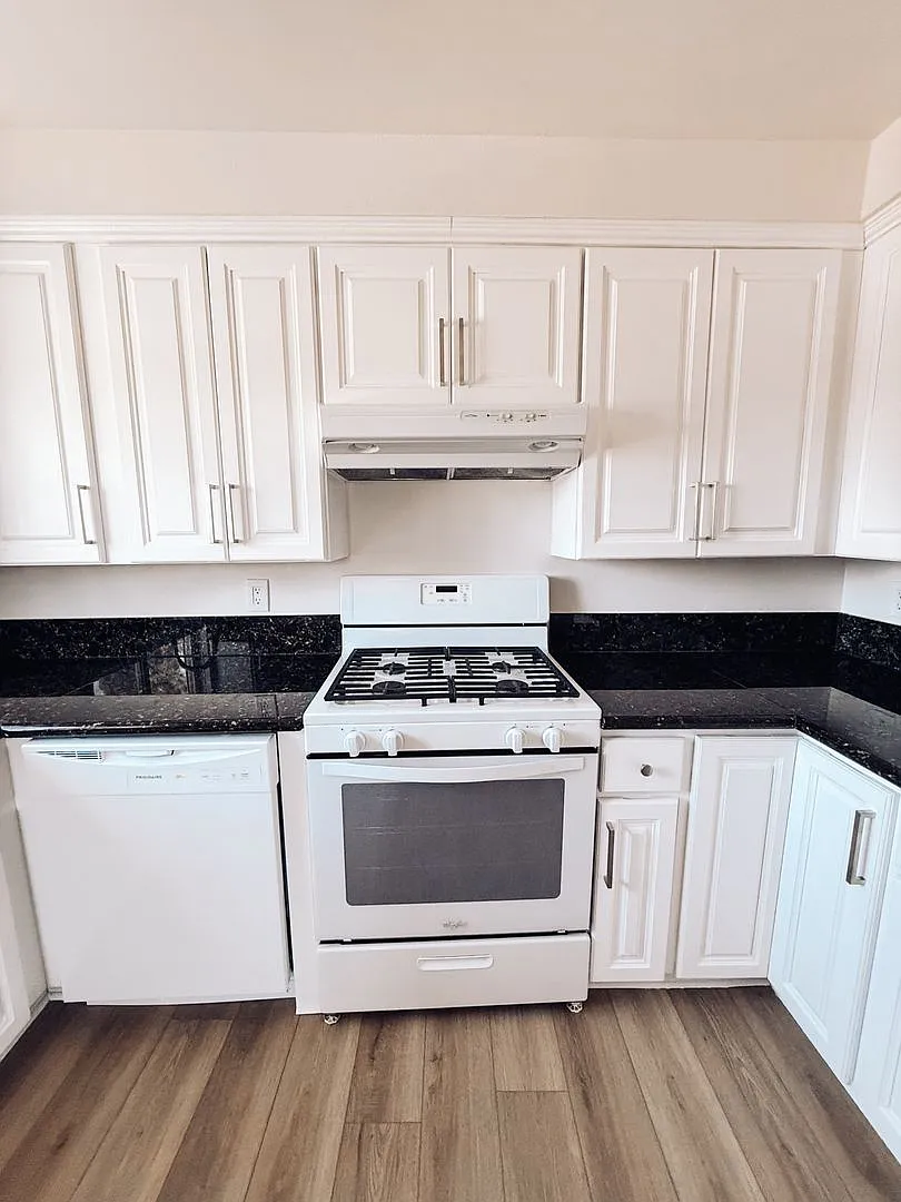 Prairie Ave. Apts. — Photo 2