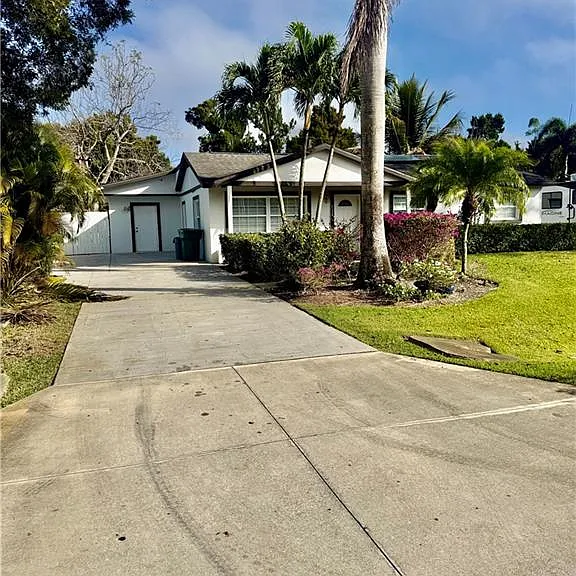 733 Pine Cone Ln — Photo 4