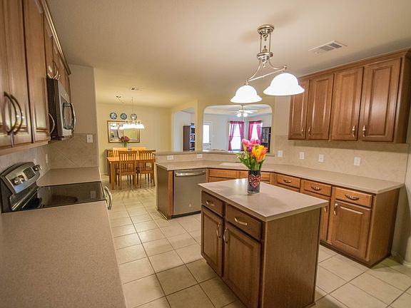 4th image of 910 Magnolia Hl