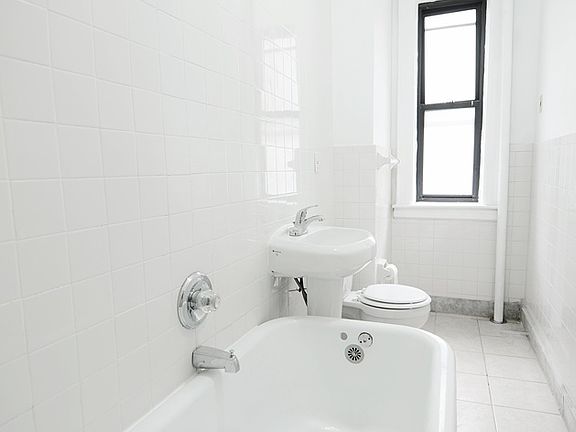 4th image of 211 W 107th St #5S