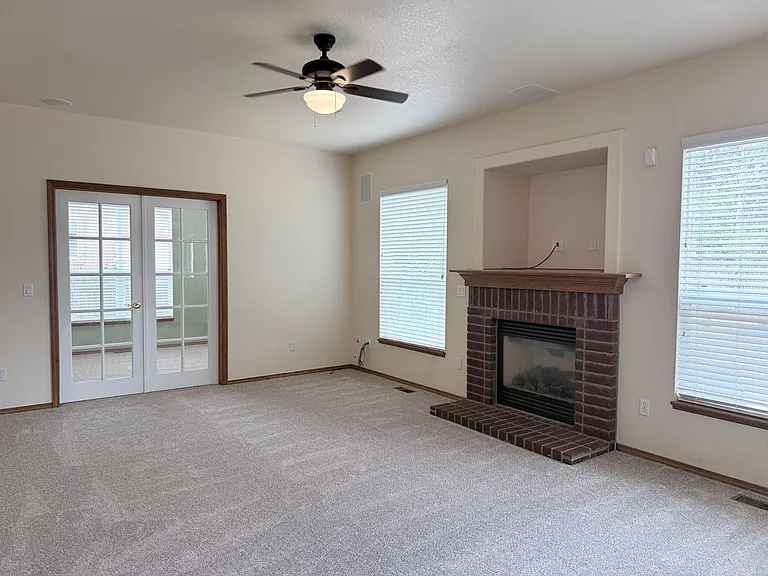 7492 Amberly Dr — Photo 8