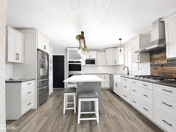 2nd image of 1007 W Spring St
