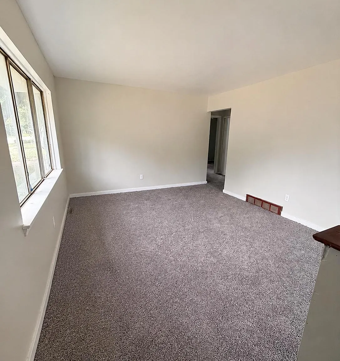 2 bed, 827 sqft, $1,100 — Photo 3