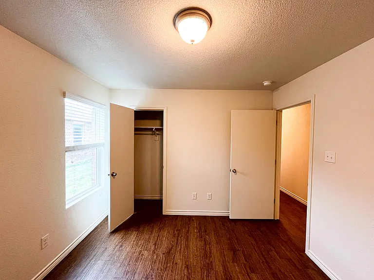 1515 Justin Loop #B — Photo 30