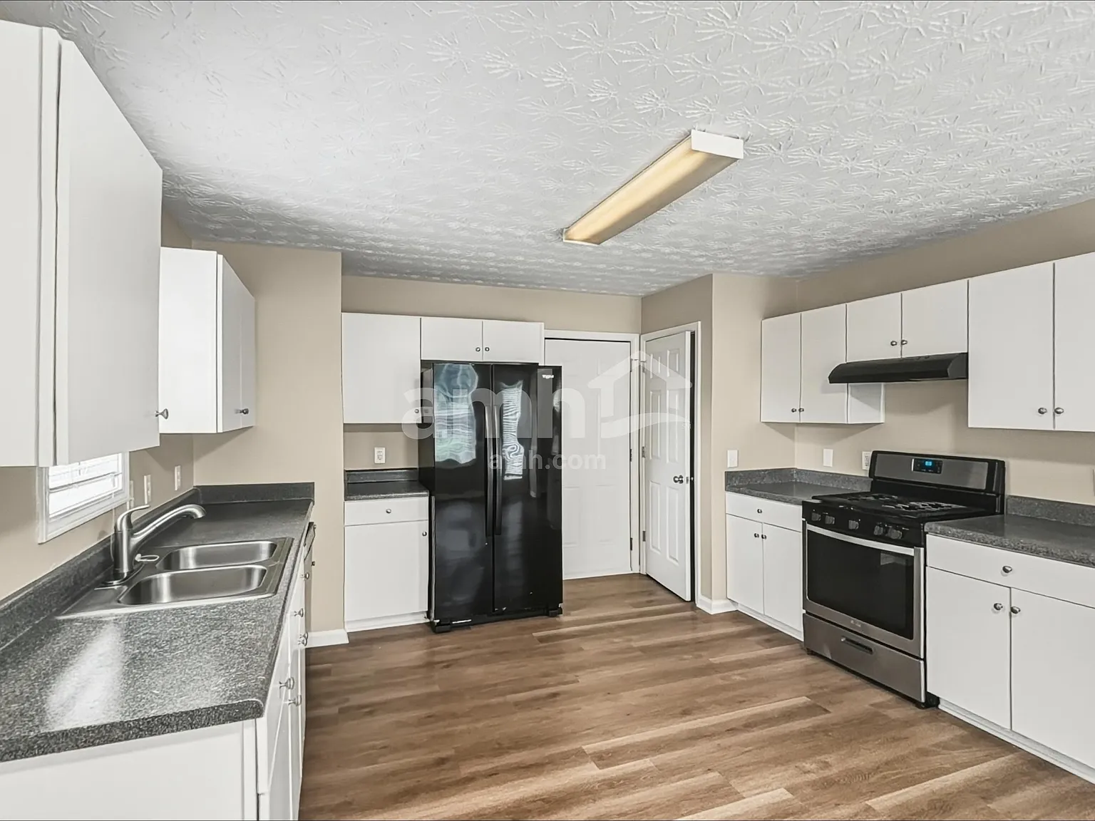 3 bed, 2.5 bath, 1630 sqft, $2,125 — Photo 3