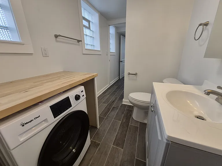 604 E Locust St — Photo 9
