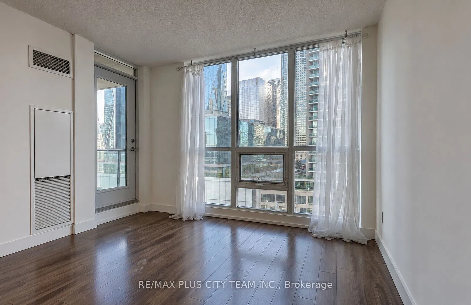 16 Yonge St — Photo 2
