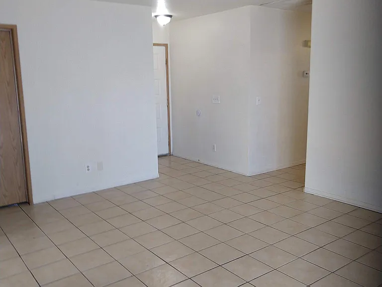 513 E Rolly St — Photo 10