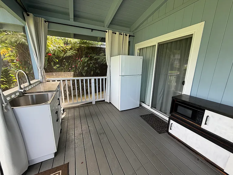 Screened lanai, full size refrigerator, island,sink and microwave