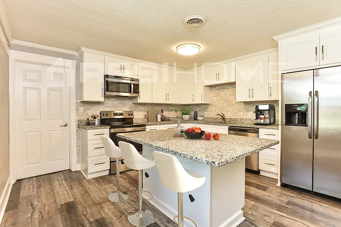 421 Stockade Dr — Photo 2
