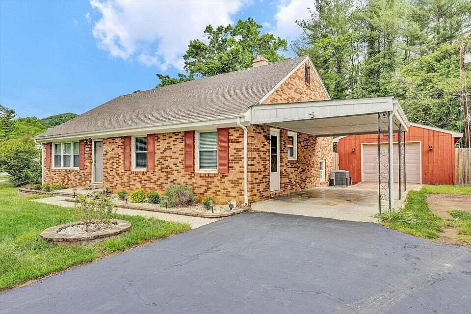 4 bed, 2.0 bath, 2318 sqft, $2,500 — Photo 2