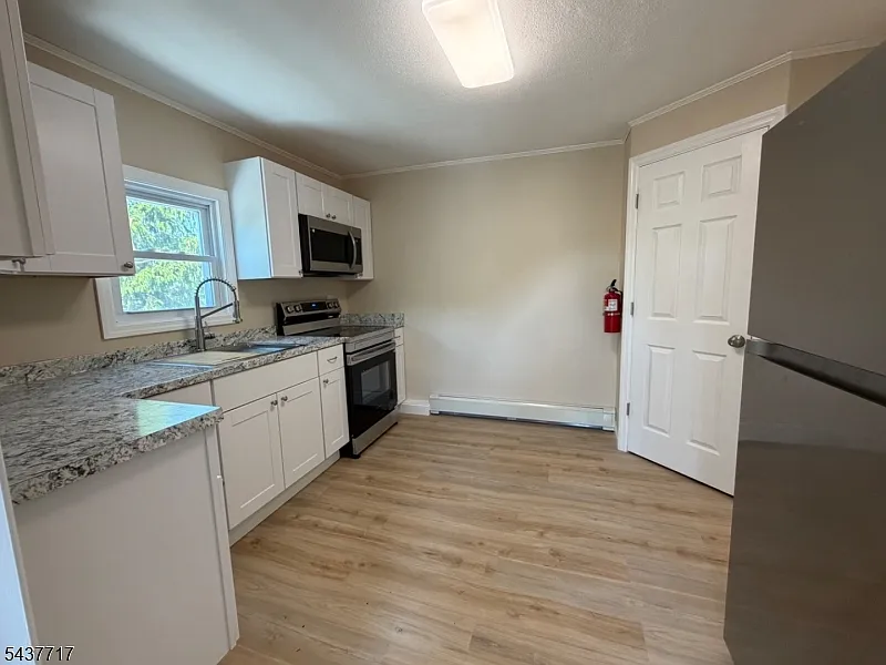 3 bed, 1.0 bath, 740 sqft, $2,600 — Photo 2
