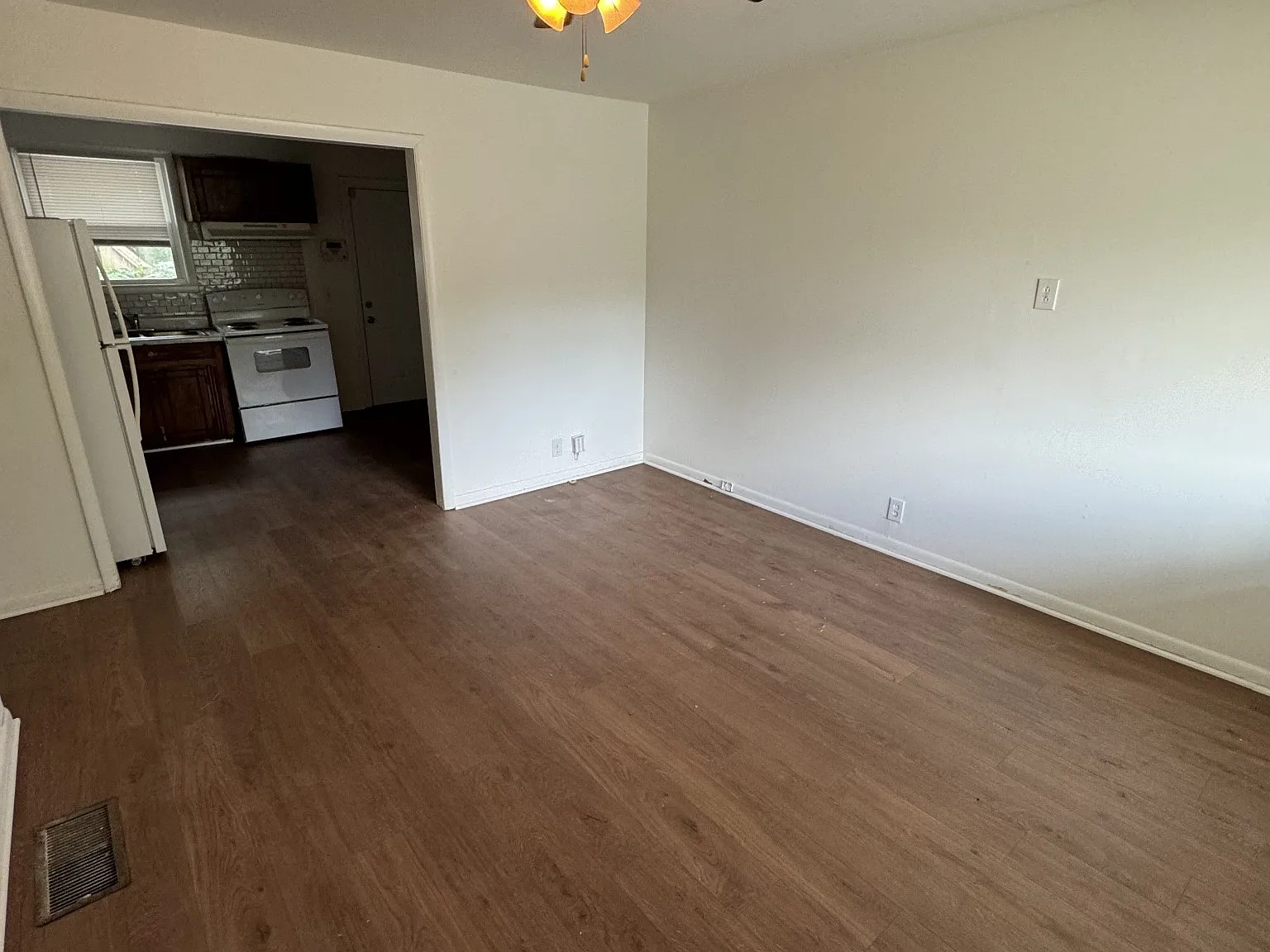 3 bed, 1.0 bath, 1014 sqft, $1,295 — Photo 3