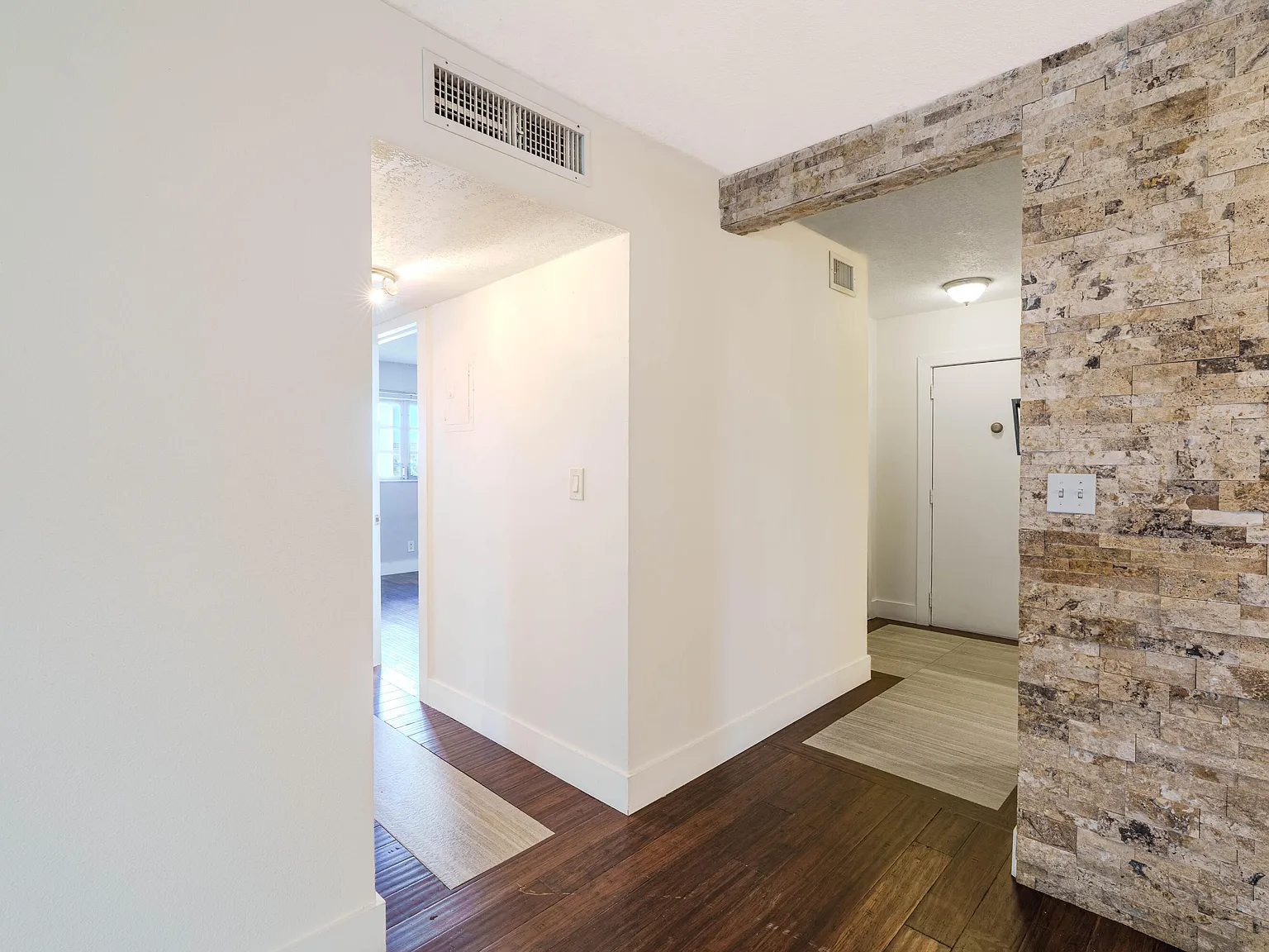 2 bed, 2.0 bath, 1092 sqft, $2,200 — Photo 2