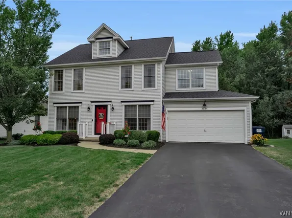2325 Winterberry Dr, Lake View, NY 14085