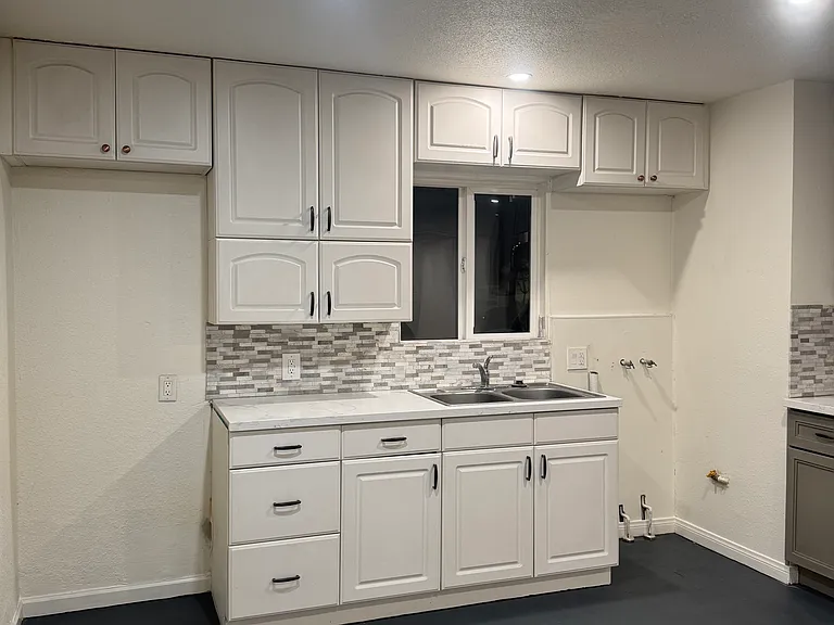 220 S Valley Center Ave — Photo 4