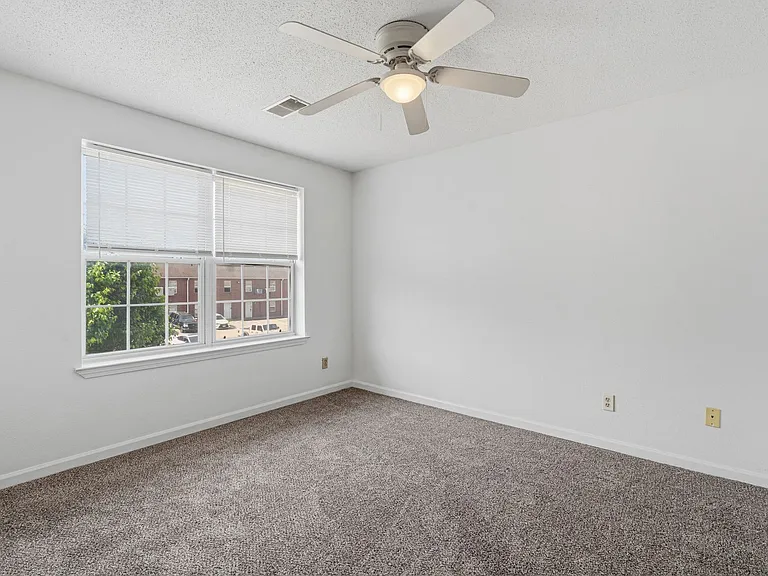 Mid-Town Apartments — Photo 37