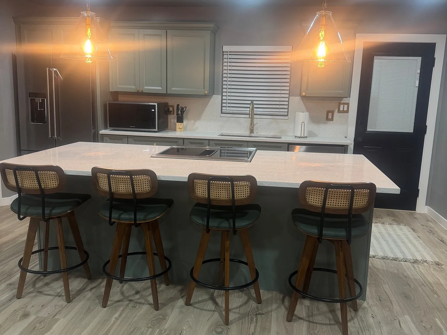 3 bed, 1600 sqft, $4,650 — Photo 3