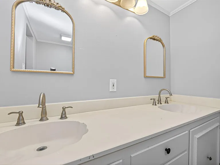 3731 Drake St — Photo 5