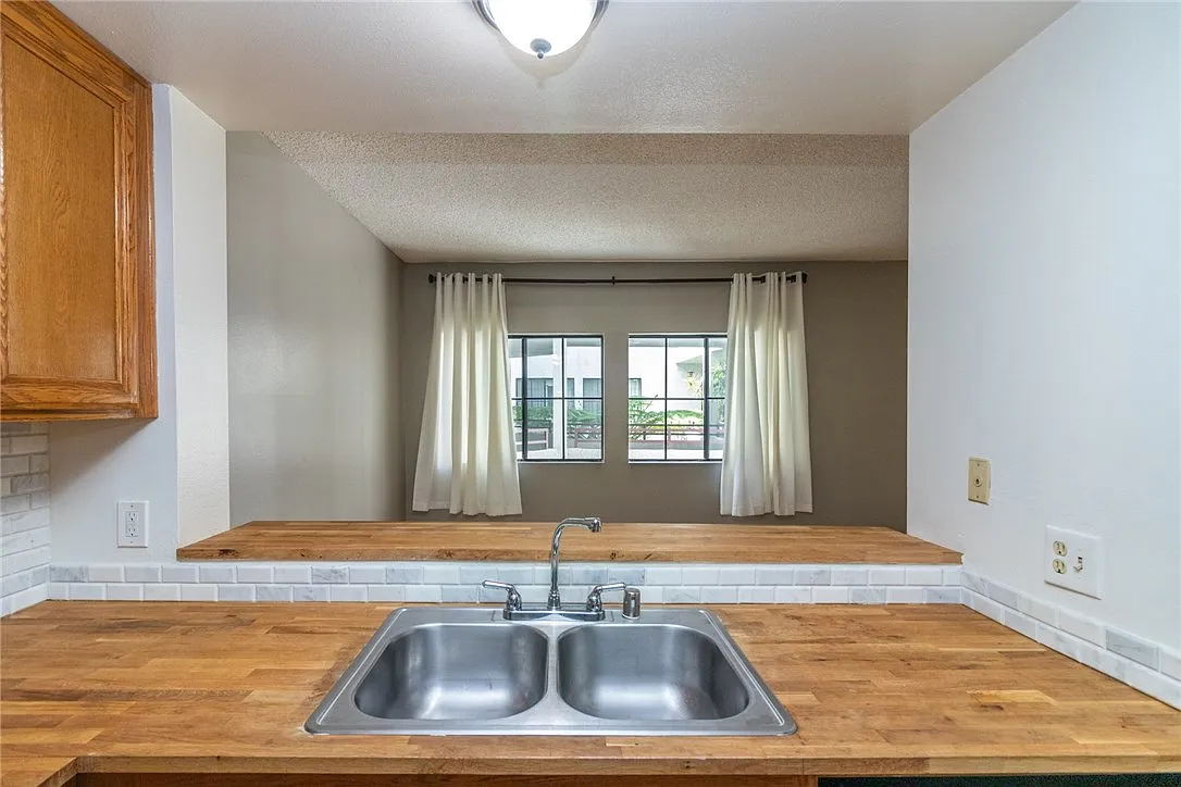 2 bed, 957 sqft, $2,400 — Photo 4