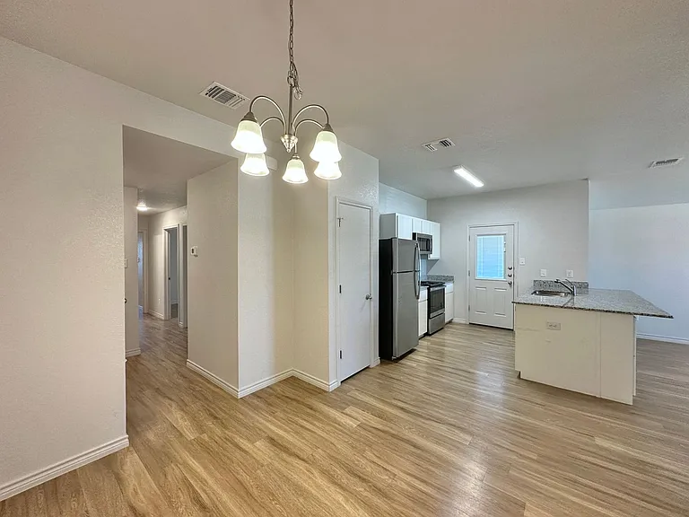 1809 Clovis Dr — Photo 8