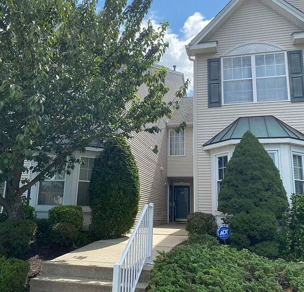 220 Cambridge Ct — Photo 2