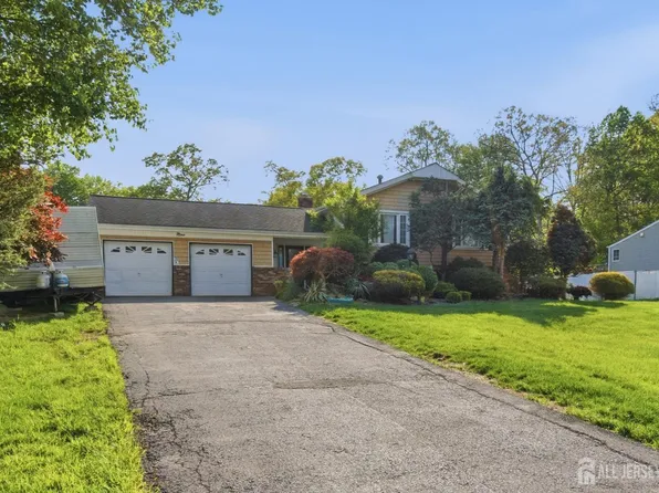 9 Camelot Ct, Manalapan, NJ 07726