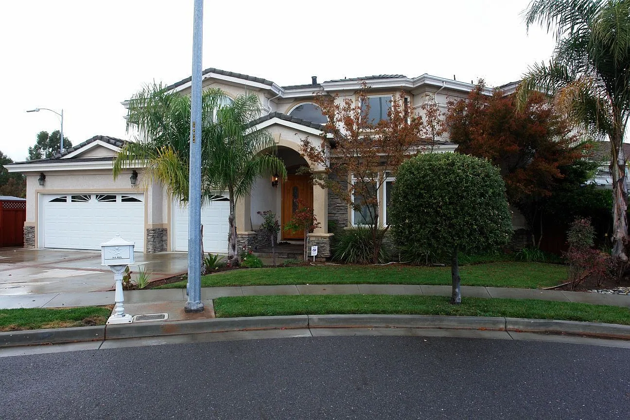 1095 Barnes Ct photo 1