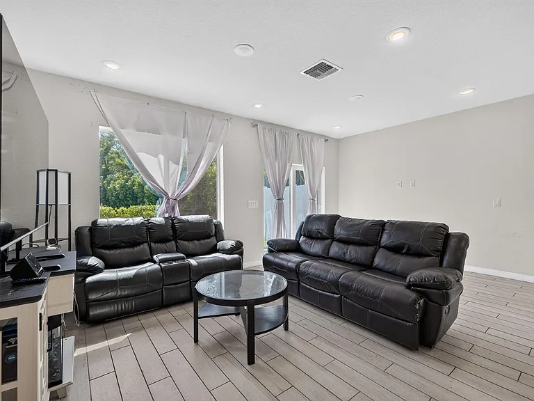 608 NE Waters Edge Ln — Photo 13