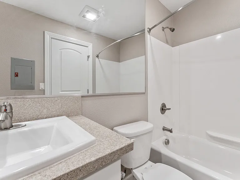Vista Creek Apartments — Photo 32